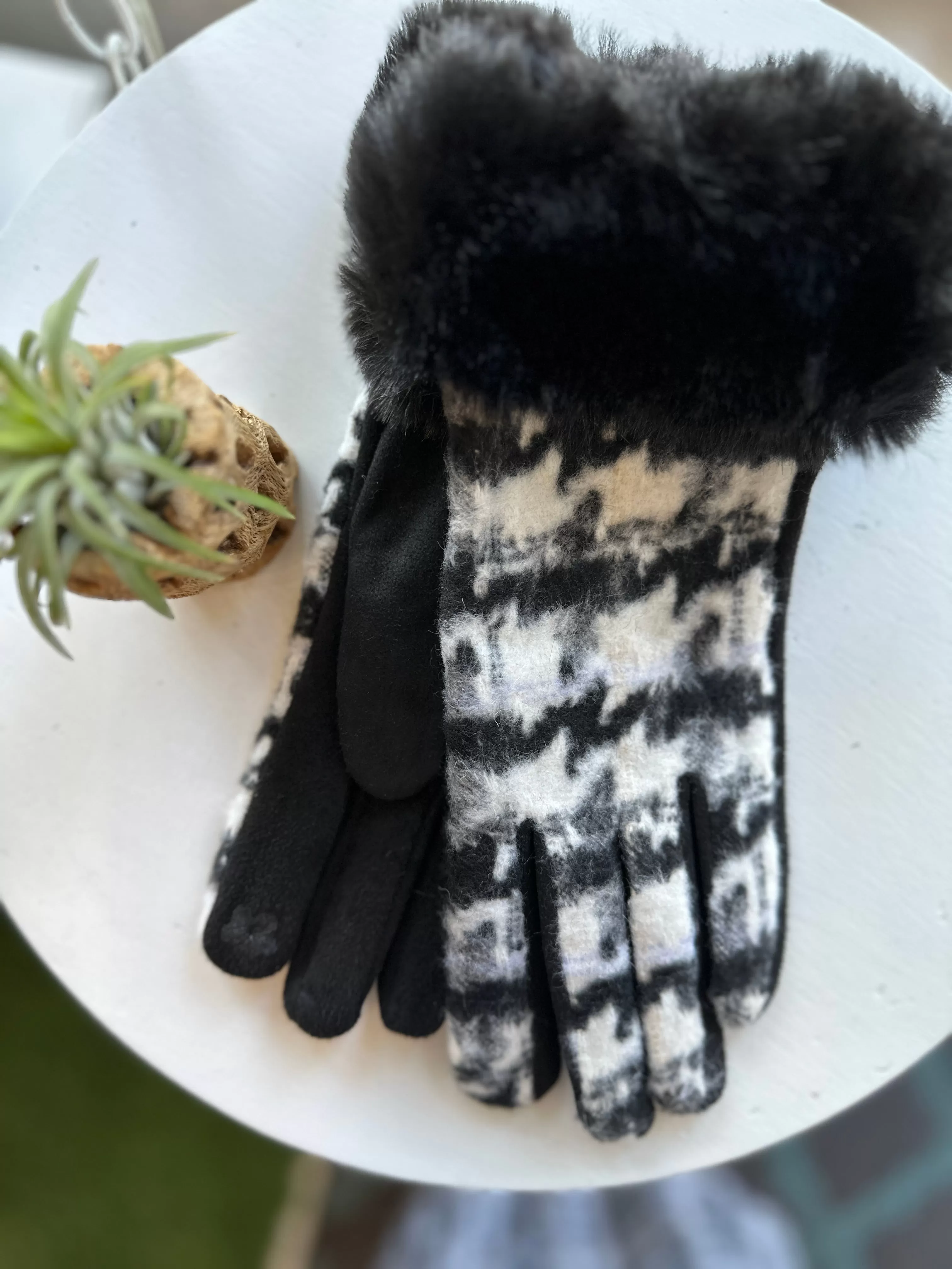 Women's Houndstooth Texting Glove with Faux Fur Trim